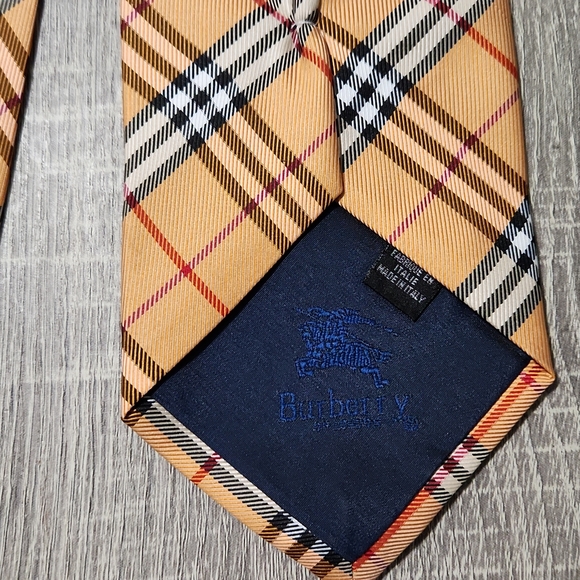 A Burberry tie - Picture 2 of 4